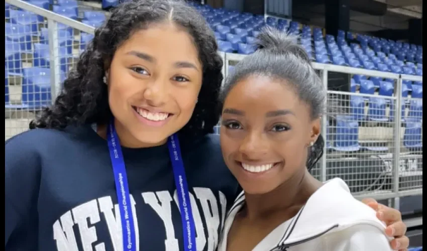 Hillary Heron posa junto a la campeona mundial de Gimnasia, Simone Biles. 