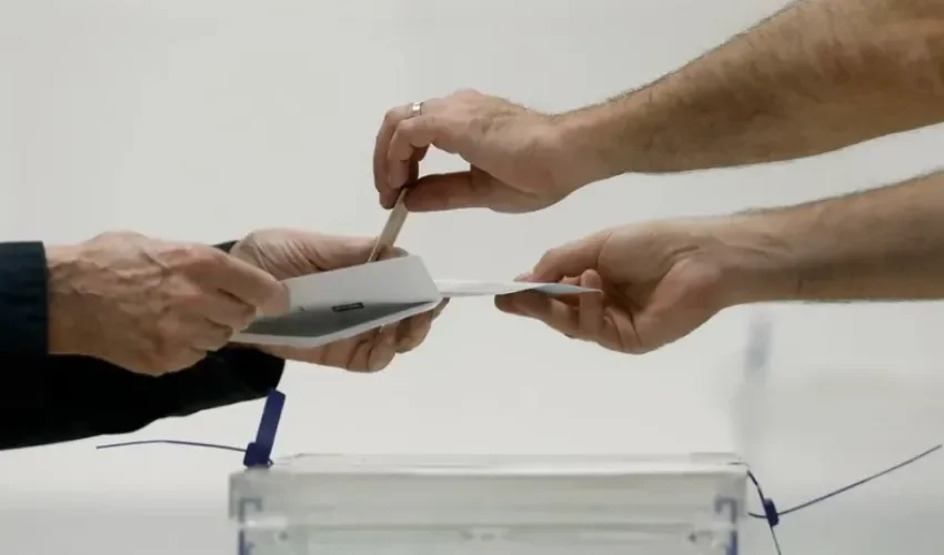 Voto depositado en la urna electoral. EFE/Andreu Dalmau/Archivo