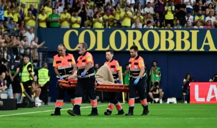 El guardameta alemán del FC Barcelona, Marc-André ter Stegen, retirado en camilla tras caer lesionado. EFE / Andreu Esteba.