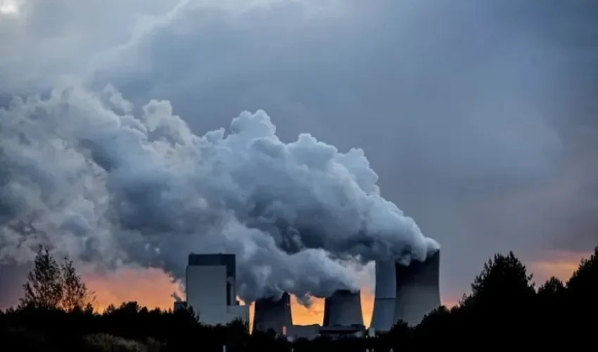 Imagen de archivo del vapor de agua que emana de varias chimeneas en una planta industrial de Alemania. EFE/Filip Singer