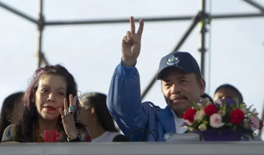 El presidente de Nicaragua, Daniel Ortega (d), junto a su esposa, la vicepresidenta Rosario Murillo (i), en una fotografía de archivo. EFE/Jorge Torres