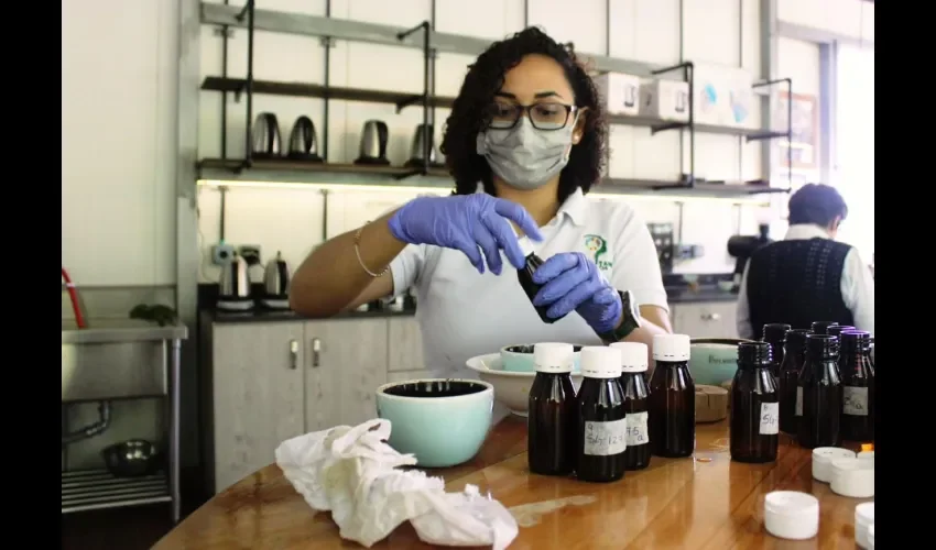 Magister Miranda, investigadora del CIRN-Unachi, colectando bebida de café para análisis en el laboratorio. 