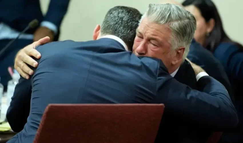 Imagen de archivo del actor Alec Baldwin abrazando a su abogado Alex Spiro en Nuevo Mexico, (EE.UU.). EFE/EPA/Ramsay De Give/Pool