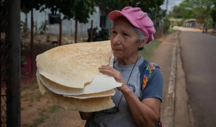 Imagen de archivo de una mujer con tortas de casabe en el estado Monagas (Venezuela). EFE/ Rayner Peña