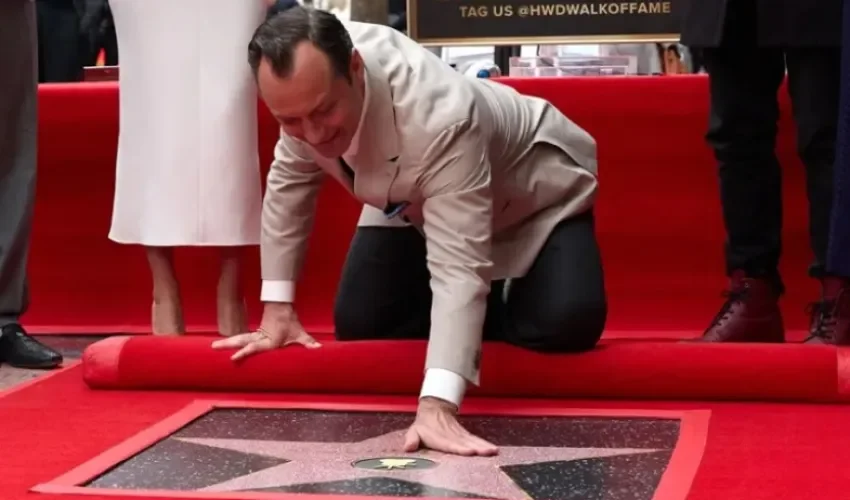 Jude Law toca su estrella en el Paseo de la Fama de Hollywood durante una ceremonia en Los Ángeles, California (EE.UU.). EFE/Allison Dinner