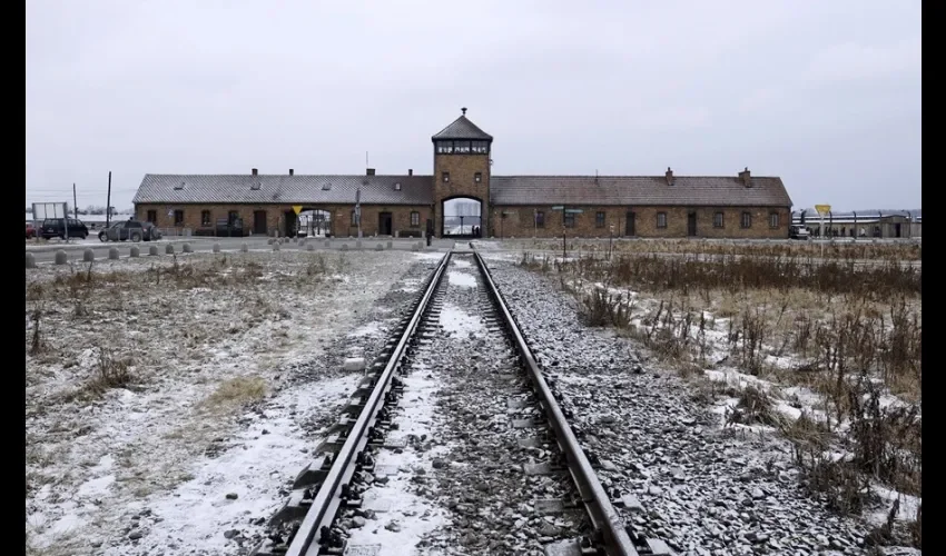 Vista general del campo de concentración nazi de Auschwitz II-Birkenau en Oswiecim (Polonia), en una imagen de archivo. EFE/Andrzej Grygiel