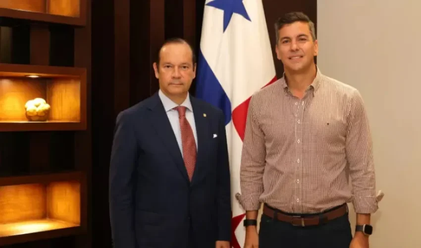 presidente de Paraguay, Santiago Peña con el canciller Javier Martínez-Acha. 