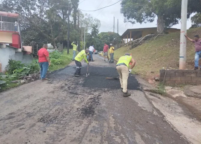  Reparan varios tramos viales en Colón 