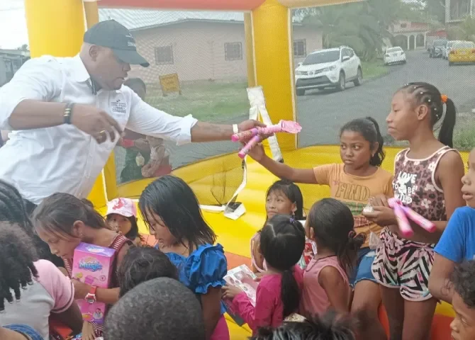  Llevan alegría a niños de la Barriada Ebenezer en el Día de Reyes Magos en Colón 